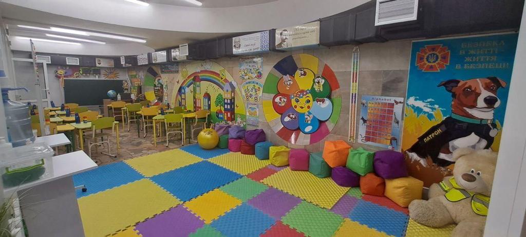 В Харькове дети начали учиться в метро. Смотрите, как выглядит первая в мире подземная школа